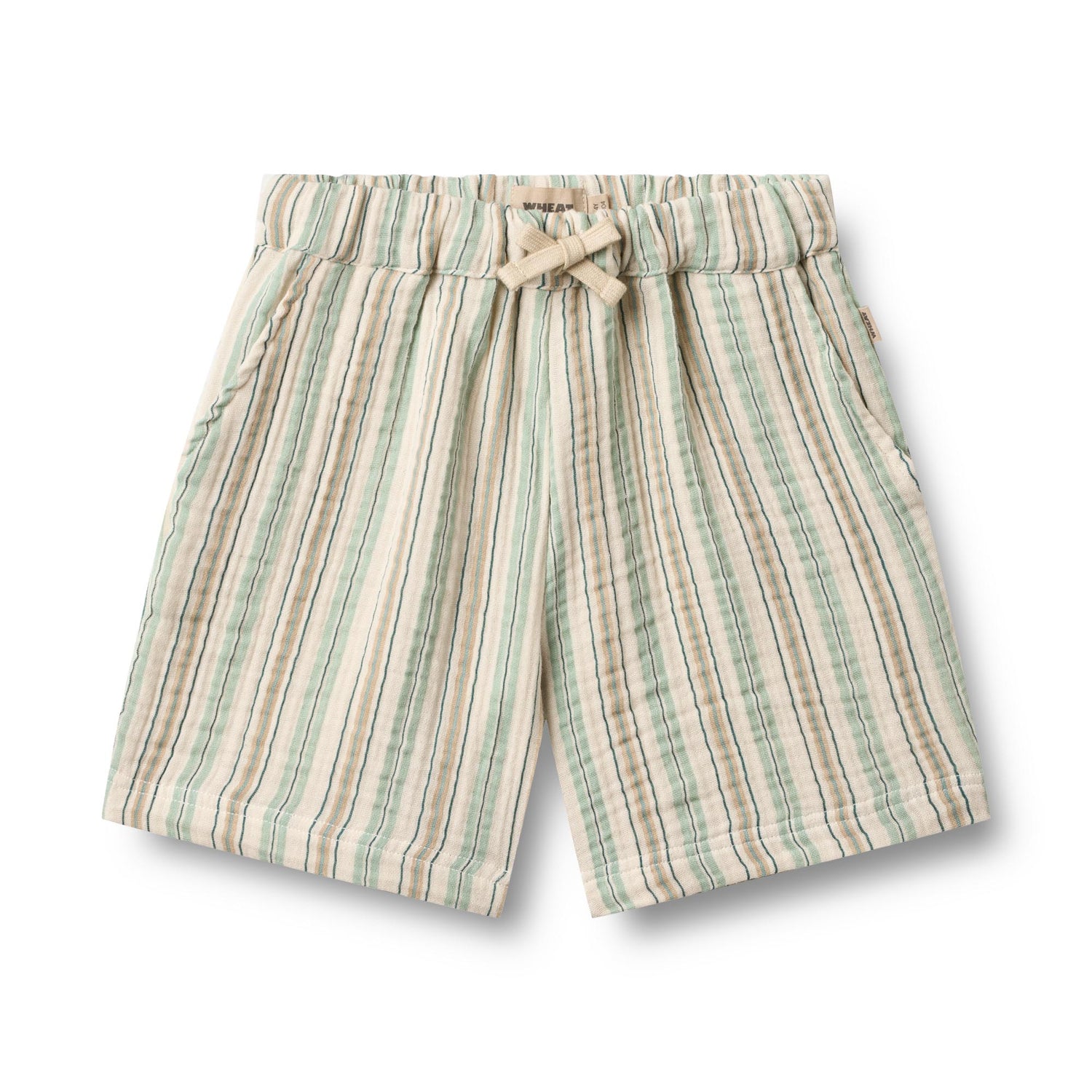 Leichte Shorts aus hochwertigem Musselin in zartem Wheat-Ton mit feinen Streifen. Das atmungsaktive Material aus 100% Bio-Baumwolle bietet maximalen Komfort für warme Tage. Der lockere Schnitt ermöglicht volle Bewegungsfreiheit und macht diese Shorts zum perfekten Begleiter für Freizeit und Alltag.