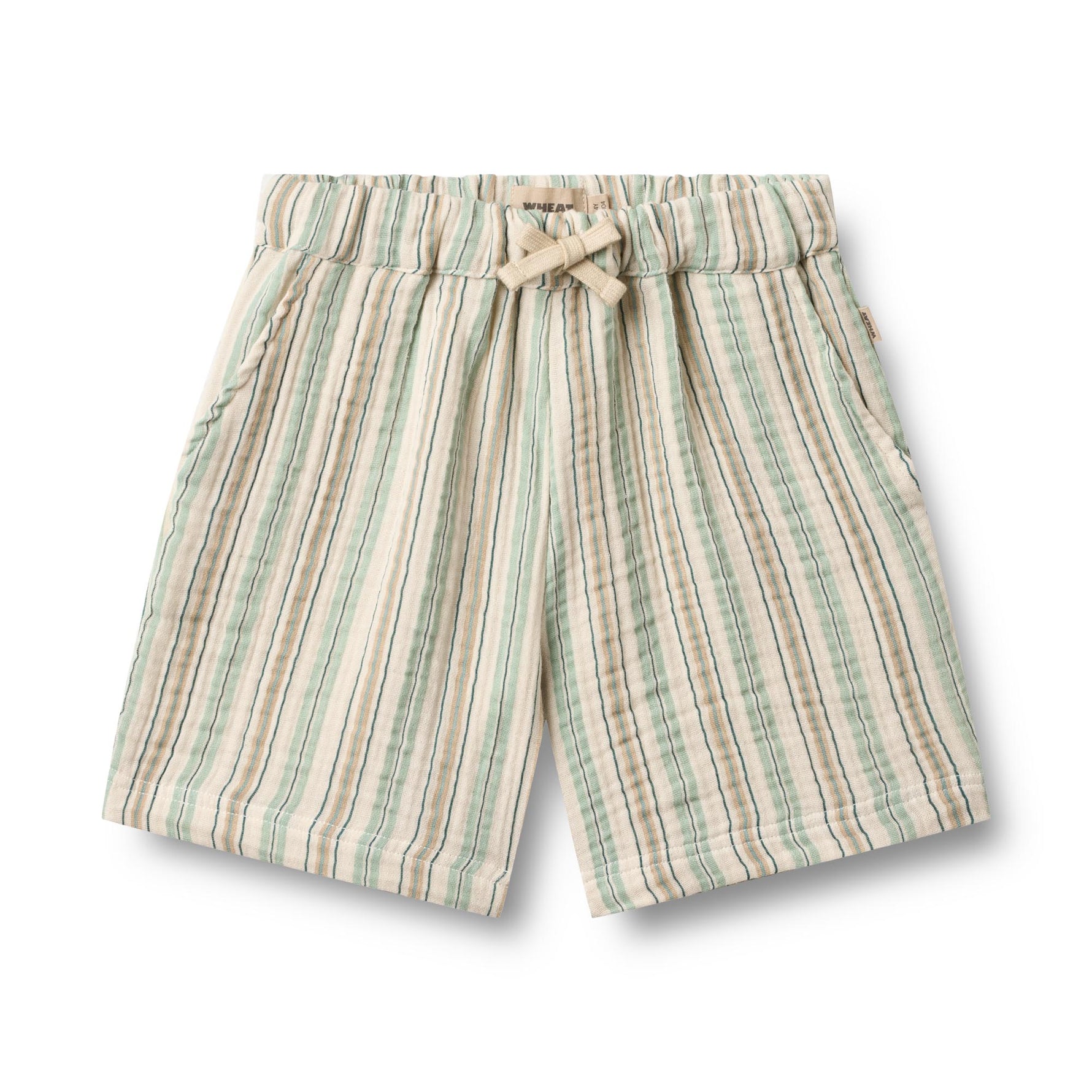 Leichte Shorts aus hochwertigem Musselin in zartem Wheat-Ton mit feinen Streifen. Das atmungsaktive Material aus 100% Bio-Baumwolle bietet maximalen Komfort für warme Tage. Der lockere Schnitt ermöglicht volle Bewegungsfreiheit und macht diese Shorts zum perfekten Begleiter für Freizeit und Alltag.