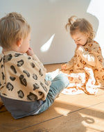 Mit unserer „BOO“ Signature Kollektion möchten wir mehr Freiheit im Alltag für Eltern und Kinder schaffen. Weniger Outfitwechsel, weniger Wäsche und mehr entspannte Momente am Tisch.&nbsp;Ein Lätzchen, das sich gut anfühlt. Für Kinder und für Eltern.