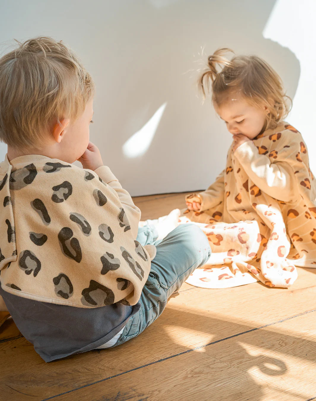 Mit unserer „BOO“ Signature Kollektion möchten wir mehr Freiheit im Alltag für Eltern und Kinder schaffen. Weniger Outfitwechsel, weniger Wäsche und mehr entspannte Momente am Tisch.&nbsp;Ein Lätzchen, das sich gut anfühlt. Für Kinder und für Eltern.