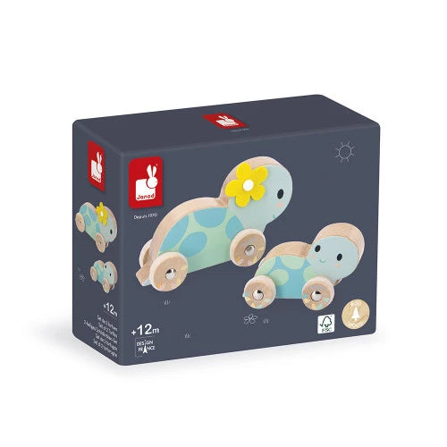 Das 2-teilige Schildkröten-Set aus Holz ist das perfekte Spielzeug für kleine Lauflerner ab 12 Monaten. Die handlichen Schildkröten mit abgerundeter Form fördern spielerisch die Motorik und Fantasie. Die große Schildkröte trägt eine weiche Filzblume, und die geräuscharmen Silikonräder sorgen für ruhige Spaziergänge. FSC™-zertifiziertes Holz garantiert nachhaltige Qualität. Ideal, um Kinder gemeinsam zu beschäftigen und auf Entdeckungsreise zu gehen!
