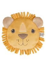 Das Wärmekissen Löwe Leo bietet sanfte Wärme für Babys und Kleinkinder. Mit 14 cm Größe passt es perfekt in kleine Hände. Das herausnehmbare Hafersäckchen lässt sich einfach in Mikrowelle oder Backofen erwärmen und speichert die Wärme lange. Das weiche Material macht das Kissen besonders kuschelig und angenehm. Nach dem Herausnehmen des Hafersäckchens ist das Kissen waschbar. Eine sichere und komfortable Alternative zur Wärmflasche.