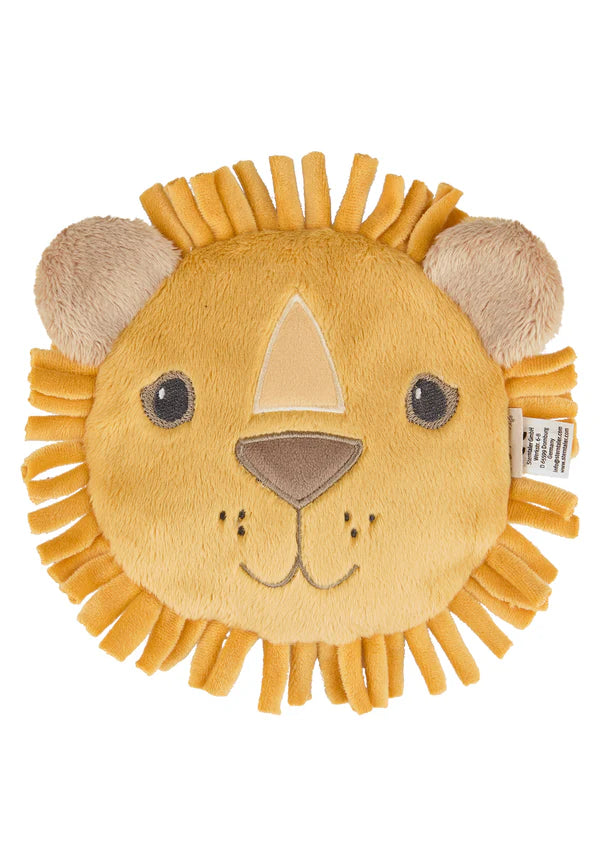 Das Wärmekissen Löwe Leo bietet sanfte Wärme für Babys und Kleinkinder. Mit 14 cm Größe passt es perfekt in kleine Hände. Das herausnehmbare Hafersäckchen lässt sich einfach in Mikrowelle oder Backofen erwärmen und speichert die Wärme lange. Das weiche Material macht das Kissen besonders kuschelig und angenehm. Nach dem Herausnehmen des Hafersäckchens ist das Kissen waschbar. Eine sichere und komfortable Alternative zur Wärmflasche.