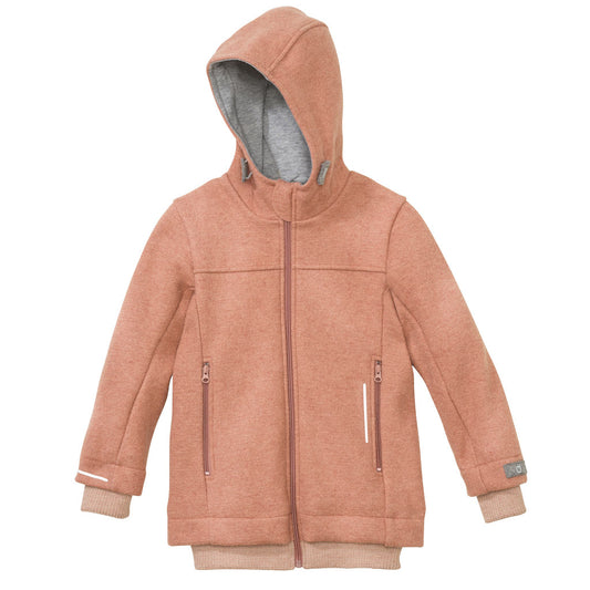 Die "bei-Wind-und-Wetter-draußen – Jacke" aus mollig warmer Bio-Merinowolle.Leib und Arme sind vorgeformt. Die so entstandene Passform macht die Jacke sehr angenehm zu tragen. Das Hochrutschen des Leibbunds bei nach oben ausgestreckten Armen wird durch den so genannten "High Reach"-Schnitt aus dem Klettersport gekonnt verhindert. So bleiben Bauch und Rücken schön warm. Damit nichts verloren geht, sind die Taschen mit Reißverschlüssen versehen. Reflektoren sorgen für Sicherheit im Dunkeln. 