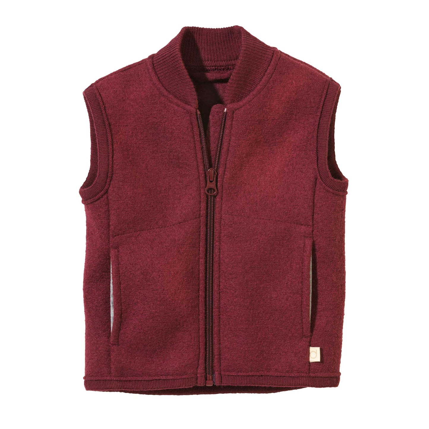 Unsere kleine Weste ist gerade und sportiv geschnitten, hat einen vorgeformten Leib für einen bequemen Sitz und kommt mit zwei großen Taschen für alles Wichtige, das unbedingt mit muss. Ein fein gestrickter Kragen schließt am Hals schmuseweich ab, ein kurzer Beleg schützt den Hals vor Unfällen mit dem Reißverschluss und verhindert, dass dieser kratzt.