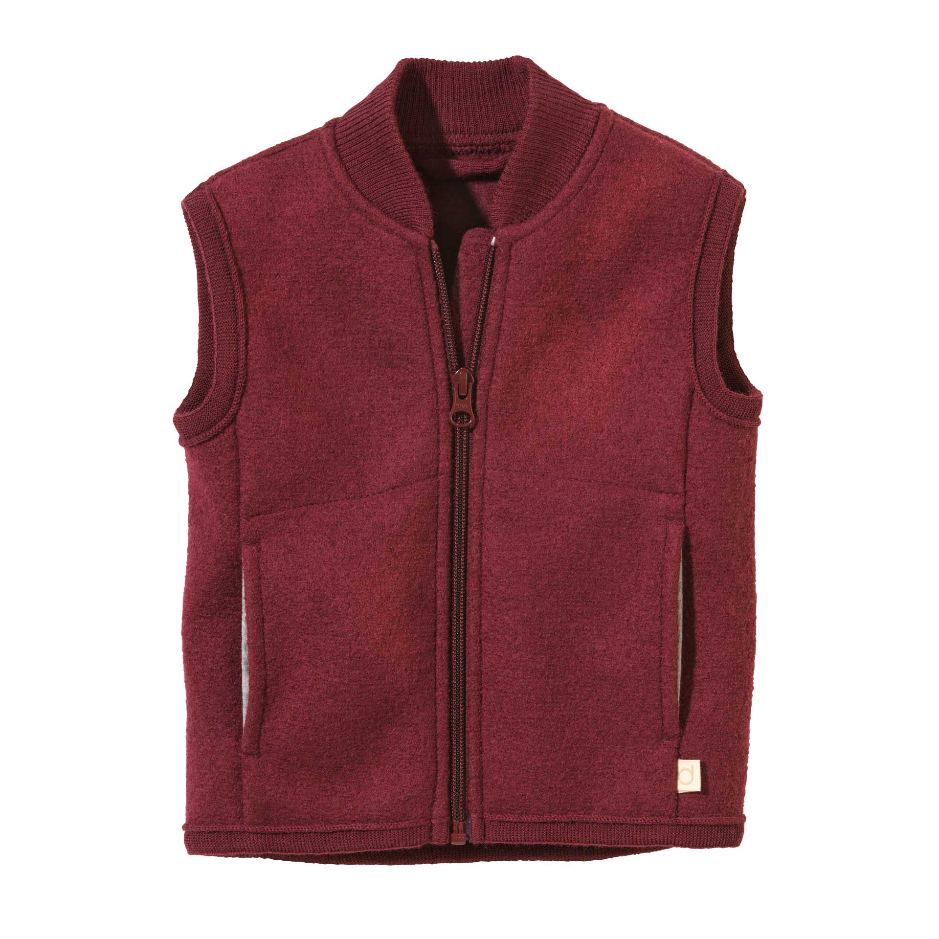 Unsere kleine Weste ist gerade und sportiv geschnitten, hat einen vorgeformten Leib für einen bequemen Sitz und kommt mit zwei großen Taschen für alles Wichtige, das unbedingt mit muss. Ein fein gestrickter Kragen schließt am Hals schmuseweich ab, ein kurzer Beleg schützt den Hals vor Unfällen mit dem Reißverschluss und verhindert, dass dieser kratzt.