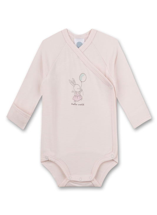 Schmeichelnder Wickelbody in Rosa mit einem süßen Häschen-Artworkprint von Sanetta aus der New Born Kollektion. - anschmiegsame Single-Qualität aus einen Viskose-Bambus-Baumwollmix mit elastischen Eigenschaften - Langarm-Design mit ausklappbarem Kratzschutz - Wickelverschluss mit Druckknöpfen an der Seite und innenliegendem Bindebändel - Der Schrittverschluss erleichtert das Windelnwechseln - pflegeleicht und trocknerbeständig