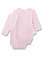 Der niedliche Doppelpack Mädchen-Langarmbodys von Sanetta besticht durch zeitloses Design in zartem Rosa und besonders hautfreundliche Materialien. Gefertigt aus 100% GOTS-zertifizierter Bio-Baumwolle sind die Bodys weich, atmungsaktiv und perfekt für empfindliche Babyhaut. Die nachhaltige und faire Produktion sorgt für ein umweltbewusstes Tragegefühl. Mit praktischen Druckknöpfen im Schritt gelingt das Wickeln im Handumdrehen, während die amerikanische Schulterform das An- und Ausziehen besonders einfach m