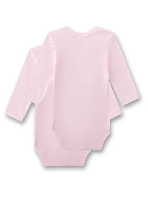 Der niedliche Doppelpack Mädchen-Langarmbodys von Sanetta besticht durch zeitloses Design in zartem Rosa und besonders hautfreundliche Materialien. Gefertigt aus 100% GOTS-zertifizierter Bio-Baumwolle sind die Bodys weich, atmungsaktiv und perfekt für empfindliche Babyhaut. Die nachhaltige und faire Produktion sorgt für ein umweltbewusstes Tragegefühl. Mit praktischen Druckknöpfen im Schritt gelingt das Wickeln im Handumdrehen, während die amerikanische Schulterform das An- und Ausziehen besonders einfach m