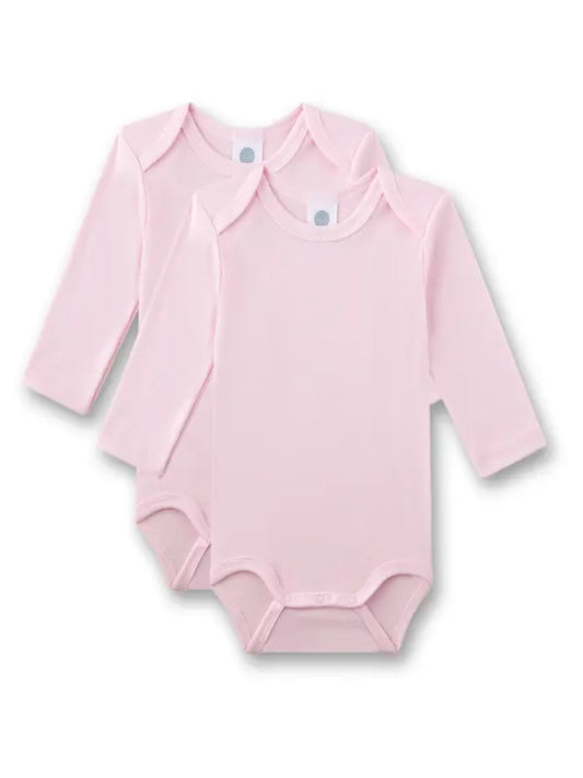 Der niedliche Doppelpack Mädchen-Langarmbodys von Sanetta besticht durch zeitloses Design in zartem Rosa und besonders hautfreundliche Materialien. Gefertigt aus 100% GOTS-zertifizierter Bio-Baumwolle sind die Bodys weich, atmungsaktiv und perfekt für empfindliche Babyhaut. Die nachhaltige und faire Produktion sorgt für ein umweltbewusstes Tragegefühl. Mit praktischen Druckknöpfen im Schritt gelingt das Wickeln im Handumdrehen, während die amerikanische Schulterform das An- und Ausziehen besonders einfach m