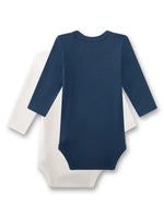Der attraktive Doppelpack Jungen-Langarmbodys von Sanetta vereint klassisches Design mit nachhaltiger Herstellung. Das Set umfasst einen Body in zartem Beige mit niedlichem Koala-Motiv und einen in zeitlosem Dunkelblau. Beide Bodys sind aus 100 % GOTS-zertifizierter Bio-Baumwolle gefertigt und bieten dank weicher Feinripp-Qualität ein besonders sanftes Gefühl auf der empfindlicher Babyhaut. Die amerikanischen Schultern sorgen für einfaches An- und Ausziehen, während Druckknöpfe im Schritt das Windelwechseln
