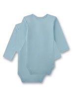 Der zeitlose Doppelpack an Baby-Langarmbodys für Jungen von Sanetta überzeugt mit einem klassischen Hellblau und nachhaltiger Verarbeitung. Gefertigt aus 100 Bio-Baumwolle bietet die weiche Feinripp-Qualität ein angenehmes, atmungsaktives Tragegefühl, ideal für empfindliche Babyhaut. Dank der amerikanischen Schultern gestaltet sich das An- und Ausziehen besonders einfach, während praktische Druckknöpfe im Schritt das Wickeln erleichtern. Dieses pflegeleichte und trocknergeeignete Set ist perfekt für Eltern,