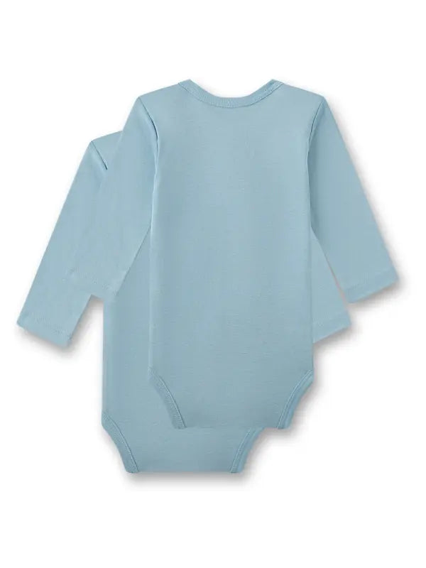Der zeitlose Doppelpack an Baby-Langarmbodys für Jungen von Sanetta überzeugt mit einem klassischen Hellblau und nachhaltiger Verarbeitung. Gefertigt aus 100 Bio-Baumwolle bietet die weiche Feinripp-Qualität ein angenehmes, atmungsaktives Tragegefühl, ideal für empfindliche Babyhaut. Dank der amerikanischen Schultern gestaltet sich das An- und Ausziehen besonders einfach, während praktische Druckknöpfe im Schritt das Wickeln erleichtern. Dieses pflegeleichte und trocknergeeignete Set ist perfekt für Eltern,