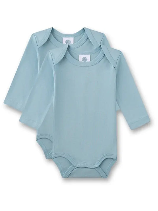 Der zeitlose Doppelpack an Baby-Langarmbodys für Jungen von Sanetta überzeugt mit einem klassischen Hellblau und nachhaltiger Verarbeitung. Gefertigt aus 100 Bio-Baumwolle bietet die weiche Feinripp-Qualität ein angenehmes, atmungsaktives Tragegefühl, ideal für empfindliche Babyhaut. Dank der amerikanischen Schultern gestaltet sich das An- und Ausziehen besonders einfach, während praktische Druckknöpfe im Schritt das Wickeln erleichtern. Dieses pflegeleichte und trocknergeeignete Set ist perfekt für Eltern,