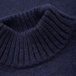 Neck Warmer aus Wolle ideal für Babys, in einem zeitlosen Blauton gefertigt. Hält 100% der Wärme im Nackenbereich und schützt vor Kälte und Wind. Perfekte Kombination aus Funktion und Stil.