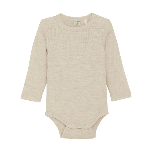 Dieser Woll-Body von Celavi bietet hochwertige Qualität und besteht aus weicher, warmer Merinowolle. Ideal für kalte Tage und für Babys, die es kuschelig und warm mögen. Die perfekte Wahl für stilbewusste Eltern, die Wert auf Komfort und Funktionalität legen.