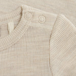 Dieser Woll-Body von Celavi bietet hochwertige Qualität und besteht aus weicher, warmer Wolle. Ideal für kalte Tage und für Babys, die es kuschelig und warm mögen. Die perfekte Wahl für stilbewusste Eltern, die Wert auf Komfort und Funktionalität legen.