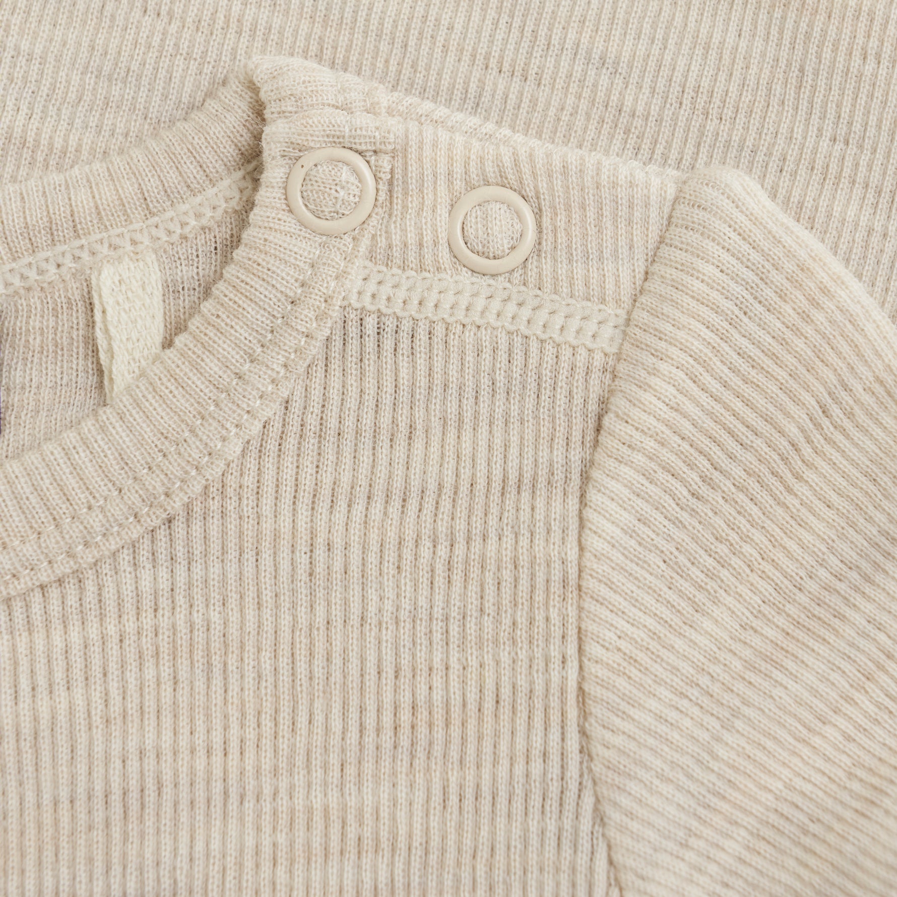 Dieser Woll-Body von Celavi bietet hochwertige Qualität und besteht aus weicher, warmer Wolle. Ideal für kalte Tage und für Babys, die es kuschelig und warm mögen. Die perfekte Wahl für stilbewusste Eltern, die Wert auf Komfort und Funktionalität legen.