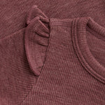 Dieser langärmlige Body aus Wolle ist ein absolutes Basic für jeden Kleiderschrank. Hergestellt aus hochwertiger Wolle bietet er die perfekte Kombination aus Wärme, Atmungsaktivität und Tragekomfort. Ideal zum unterziehen oder als Oberteil für kalte Tage. Ein Muss für jeden, der Wert auf Qualität legt.