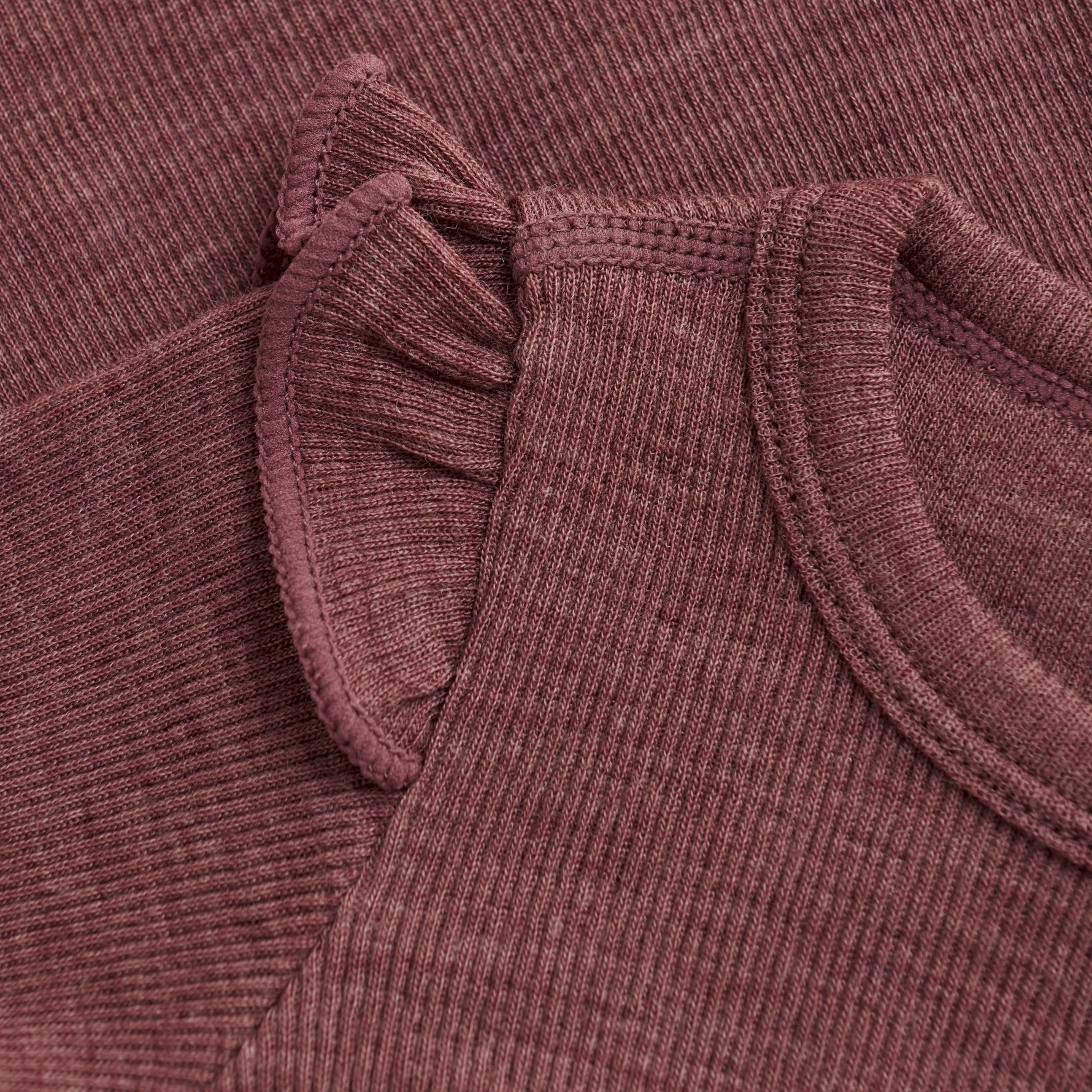 Dieser langärmlige Body aus Wolle ist ein absolutes Basic für jeden Kleiderschrank. Hergestellt aus hochwertiger Wolle bietet er die perfekte Kombination aus Wärme, Atmungsaktivität und Tragekomfort. Ideal zum unterziehen oder als Oberteil für kalte Tage. Ein Muss für jeden, der Wert auf Qualität legt.