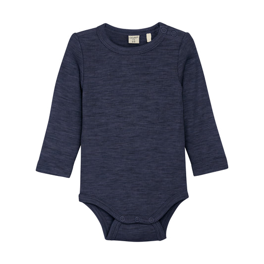 Dieser langärmlige Body von Celavi aus Wolle in Blau ist ein absolutes Basic für jeden Kleiderschrank. Hergestellt aus hochwertiger Wolle bietet er die perfekte Kombination aus Wärme, Atmungsaktivität und Tragekomfort. Ideal zum unterziehen oder als Oberteil für kalte Tage. Ein Muss für jeden, der Wert auf Qualität legt.