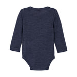 Dieser langärmlige Body aus Wolle in Blau ist ein absolutes Basic für jeden Kleiderschrank. Hergestellt aus hochwertiger Wolle bietet er die perfekte Kombination aus Wärme, Atmungsaktivität und Tragekomfort. Ideal zum unterziehen oder als Oberteil für kalte Tage. Ein Muss für jeden, der Wert auf Qualität legt.