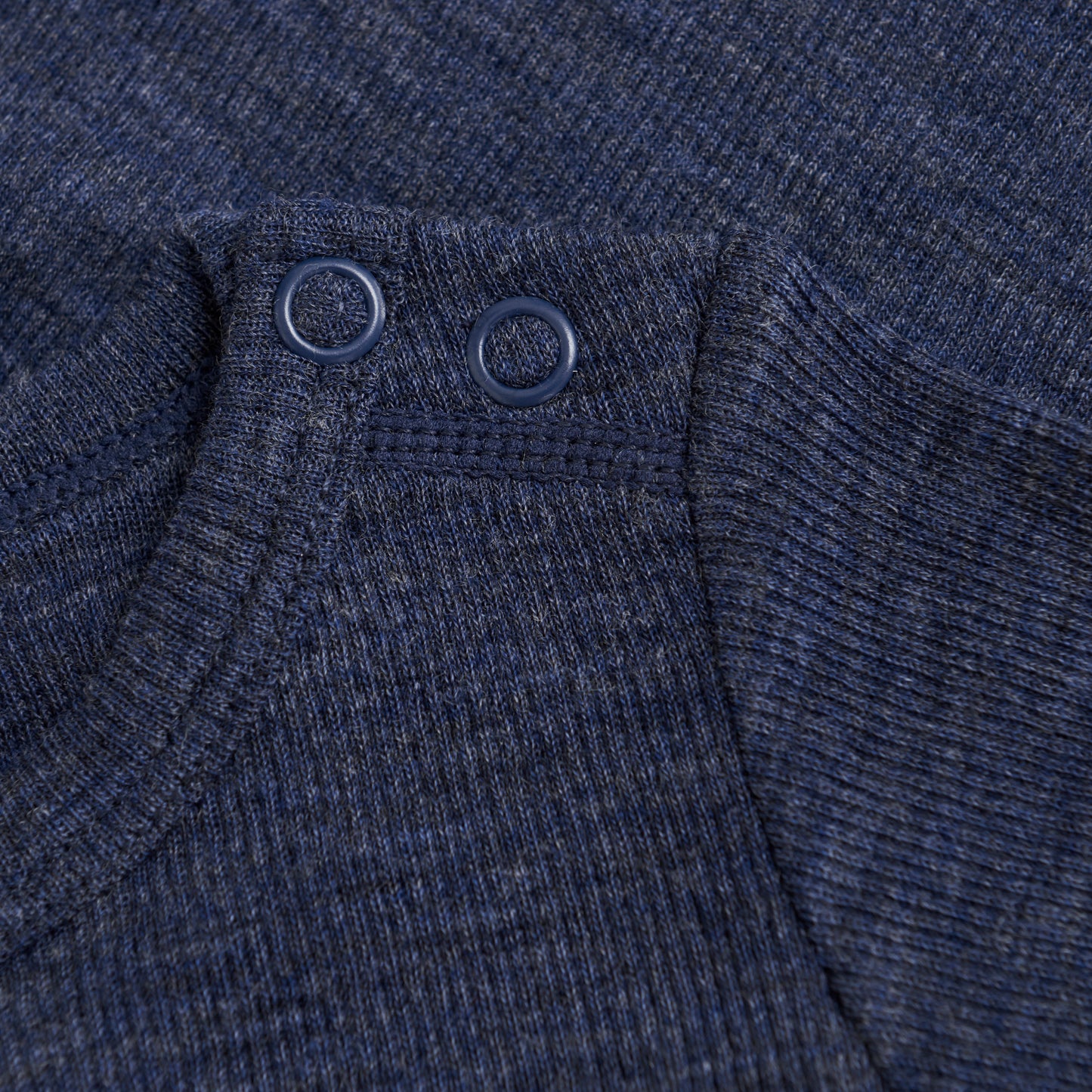 Dieser langärmlige Body aus Wolle in Blau ist ein absolutes Basic für jeden Kleiderschrank. Hergestellt aus hochwertiger Wolle bietet er die perfekte Kombination aus Wärme, Atmungsaktivität und Tragekomfort. Ideal zum unterziehen oder als Oberteil für kalte Tage. Ein Muss für jeden, der Wert auf Qualität legt.