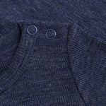 Dieser langärmlige Body aus Wolle in Blau ist ein absolutes Basic für jeden Kleiderschrank. Hergestellt aus hochwertiger Wolle bietet er die perfekte Kombination aus Wärme, Atmungsaktivität und Tragekomfort. Ideal zum unterziehen oder als Oberteil für kalte Tage. Ein Muss für jeden, der Wert auf Qualität legt.