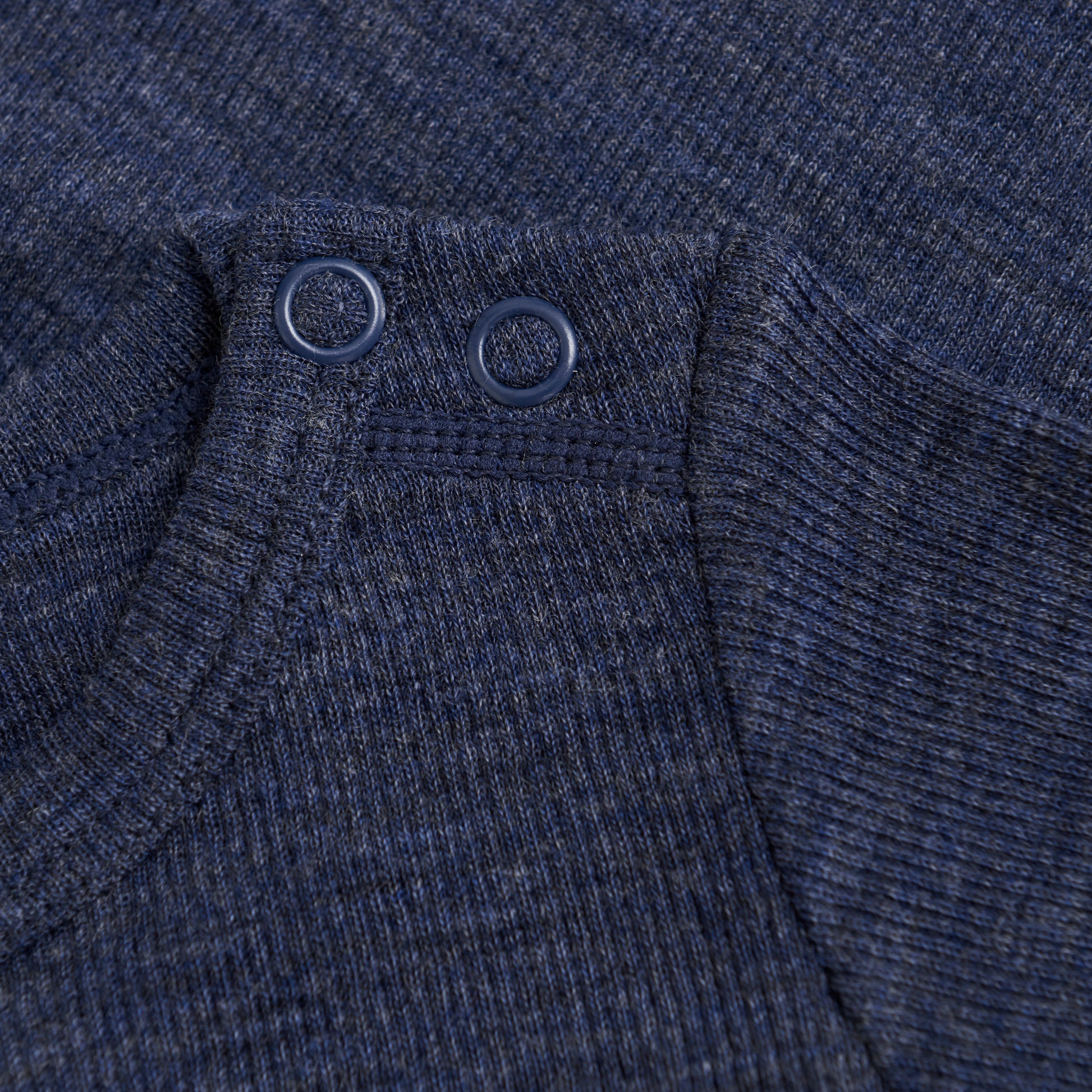 Dieser langärmlige Body aus Wolle in Blau ist ein absolutes Basic für jeden Kleiderschrank. Hergestellt aus hochwertiger Wolle bietet er die perfekte Kombination aus Wärme, Atmungsaktivität und Tragekomfort. Ideal zum unterziehen oder als Oberteil für kalte Tage. Ein Muss für jeden, der Wert auf Qualität legt.