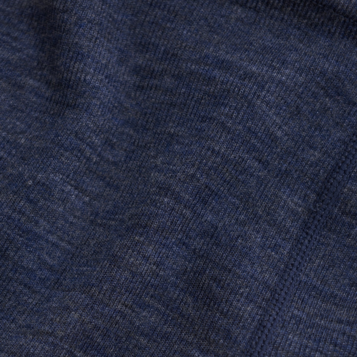 Diese dunkelblauen Leggings aus Wolle sind perfekt für Babys. Die Wolle hält Ihr Baby warm und bietet ein angenehmes Tragegefühl. Mit diesen Leggings kann sich Ihr Baby frei bewegen und gleichzeitig warm bleiben. Eine großartige Wahl für den Winter.