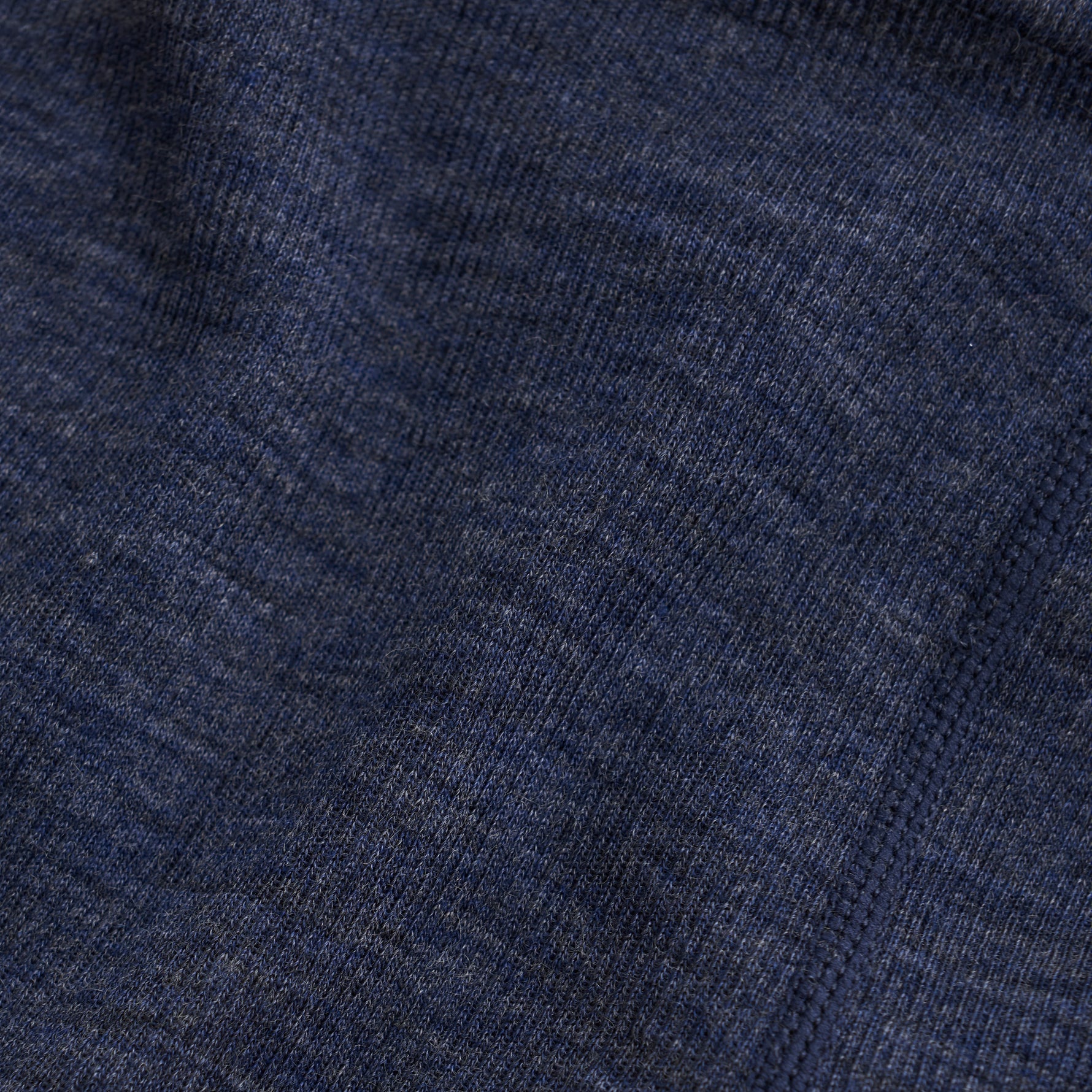 Diese dunkelblauen Leggings aus Wolle sind perfekt für Babys. Die Wolle hält Ihr Baby warm und bietet ein angenehmes Tragegefühl. Mit diesen Leggings kann sich Ihr Baby frei bewegen und gleichzeitig warm bleiben. Eine großartige Wahl für den Winter.