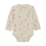 Dieser Woll-Body von Celavi bietet hochwertige Qualität und besteht aus weicher, warmer Merinowolle. Ideal für kalte Tage und für Babys, die es kuschelig und warm mögen. Die perfekte Wahl für stilbewusste Eltern, die Wert auf Komfort und Funktionalität legen.