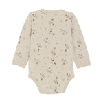 Dieser Woll-Body von Celavi bietet hochwertige Qualität und besteht aus weicher, warmer Wolle. Ideal für kalte Tage und für Babys, die es kuschelig und warm mögen. Die perfekte Wahl für stilbewusste Eltern, die Wert auf Komfort und Funktionalität legen.