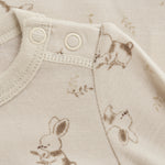 Dieser Woll-Body von Celavi bietet hochwertige Qualität und besteht aus weicher, warmer Wolle. Ideal für kalte Tage und für Babys, die es kuschelig und warm mögen. Die perfekte Wahl für stilbewusste Eltern, die Wert auf Komfort und Funktionalität legen.