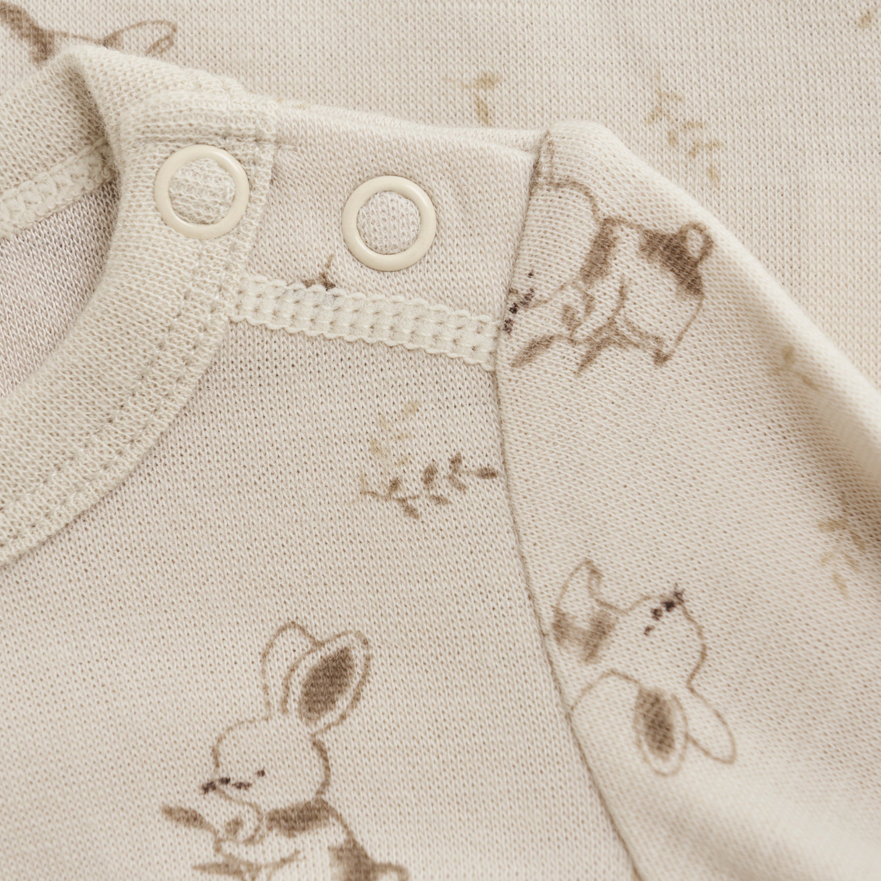 Dieser Woll-Body von Celavi bietet hochwertige Qualität und besteht aus weicher, warmer Wolle. Ideal für kalte Tage und für Babys, die es kuschelig und warm mögen. Die perfekte Wahl für stilbewusste Eltern, die Wert auf Komfort und Funktionalität legen.