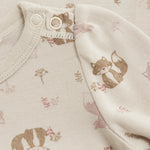 Dieser Woll-Body von Celavi bietet hochwertige Qualität und besteht aus weicher, warmer Wolle. Ideal für kalte Tage und für Babys, die es kuschelig und warm mögen. Die perfekte Wahl für stilbewusste Eltern, die Wert auf Komfort und Funktionalität legen.