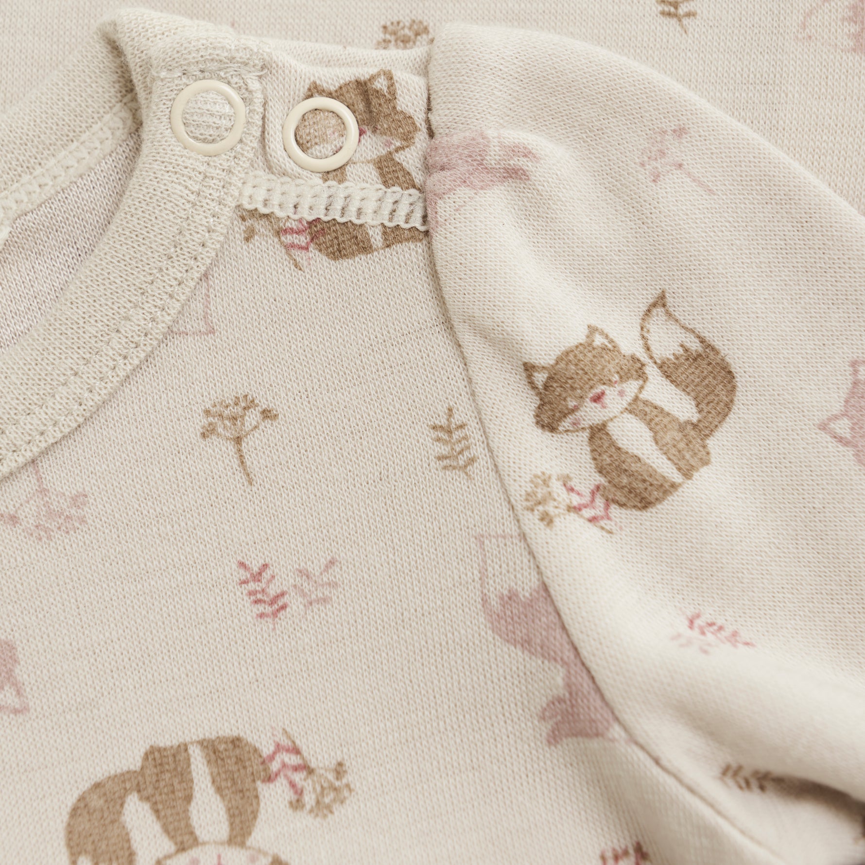 Dieser Woll-Body von Celavi bietet hochwertige Qualität und besteht aus weicher, warmer Wolle. Ideal für kalte Tage und für Babys, die es kuschelig und warm mögen. Die perfekte Wahl für stilbewusste Eltern, die Wert auf Komfort und Funktionalität legen.