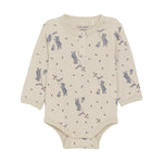 Dieser Woll-Body von Celavi bietet hochwertige Qualität und besteht aus weicher, warmer Merinowolle. Ideal für kalte Tage und für Babys, die es kuschelig und warm mögen. Die perfekte Wahl für stilbewusste Eltern, die Wert auf Komfort und Funktionalität legen.