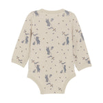 Dieser Woll-Body von Celavi bietet hochwertige Qualität und besteht aus weicher, warmer Wolle. Ideal für kalte Tage und für Babys, die es kuschelig und warm mögen. Die perfekte Wahl für stilbewusste Eltern, die Wert auf Komfort und Funktionalität legen.