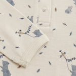 Dieser Woll-Body von Celavi bietet hochwertige Qualität und besteht aus weicher, warmer Wolle. Ideal für kalte Tage und für Babys, die es kuschelig und warm mögen. Die perfekte Wahl für stilbewusste Eltern, die Wert auf Komfort und Funktionalität legen.