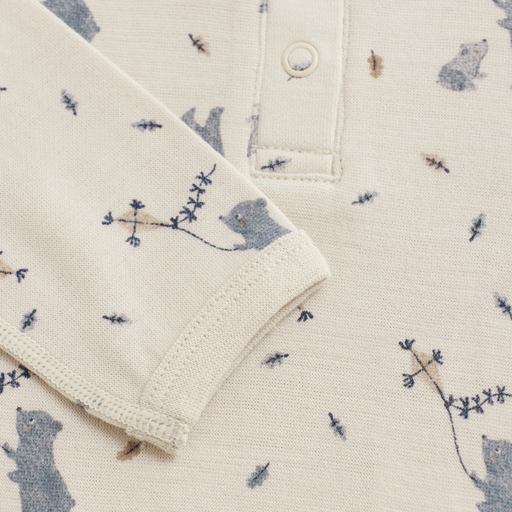 Dieser Woll-Body von Celavi bietet hochwertige Qualität und besteht aus weicher, warmer Wolle. Ideal für kalte Tage und für Babys, die es kuschelig und warm mögen. Die perfekte Wahl für stilbewusste Eltern, die Wert auf Komfort und Funktionalität legen.