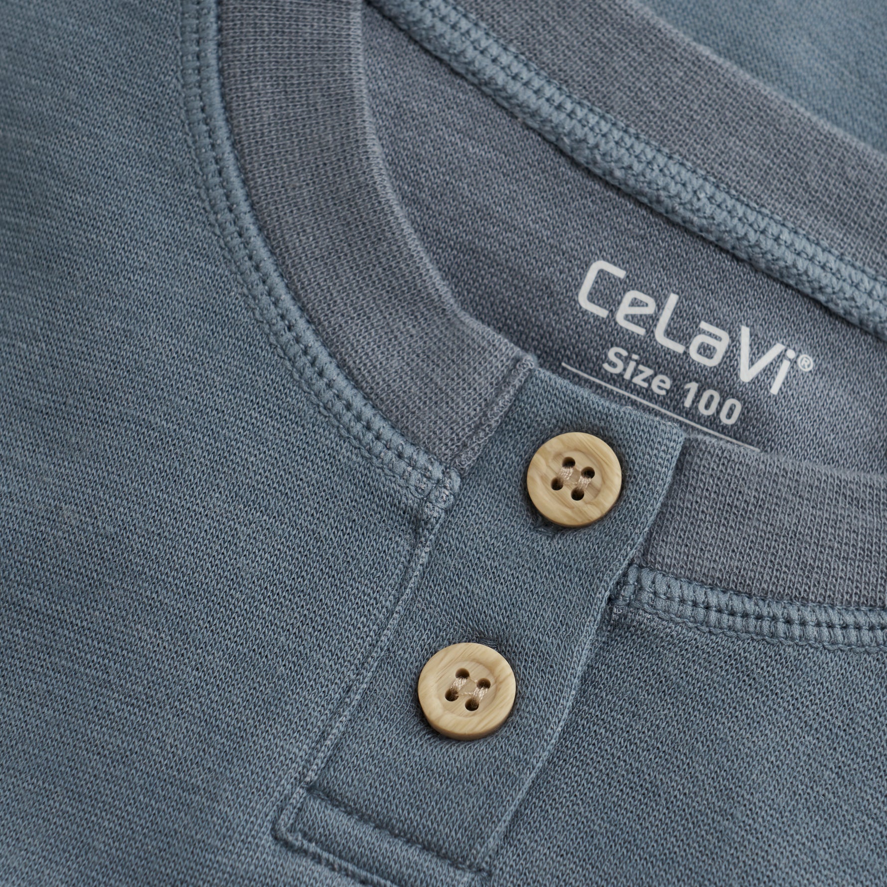 Dieses blaue Langarmshirt aus Wolle mit Knöpfen ist perfekt für Babys. Es ist angenehm zu tragen und hält Ihr Baby warm. Stilvoll und komfortabel für alle Gelegenheiten.