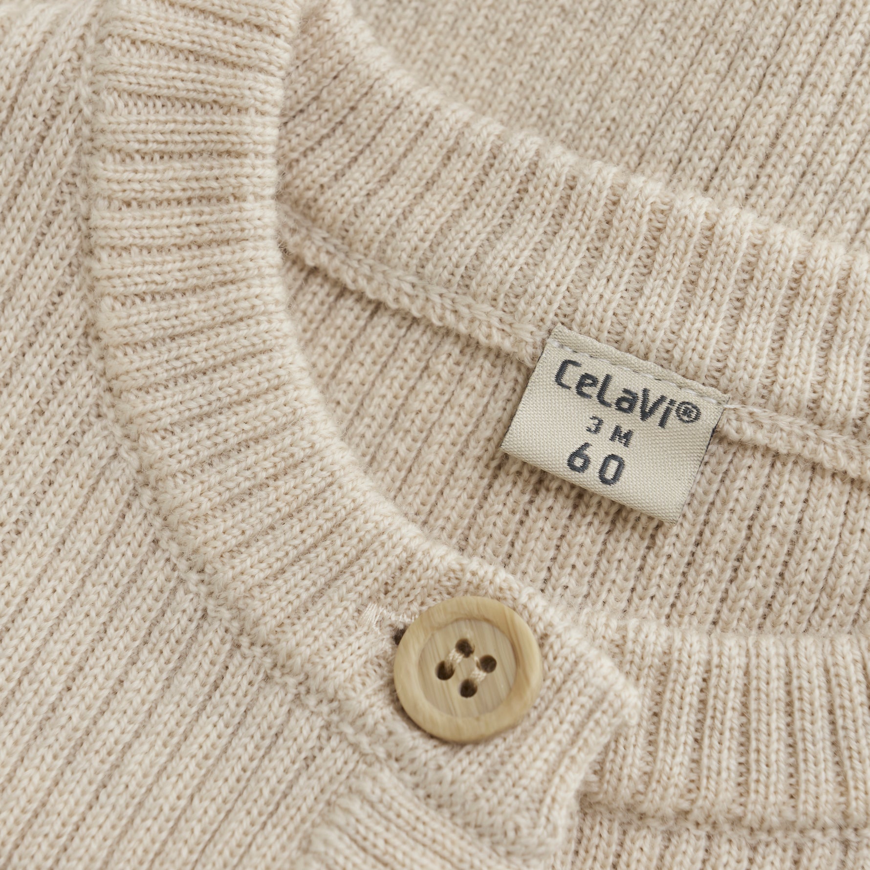 Dieser elegante Woll Cardigan in Beige mit Knöpfen ist das perfekte Kleidungsstück für die kühleren Tage. Durch die hochwertige Verarbeitung und das zeitlose Design ist er sowohl stilvoll als auch funktional. Die neutralen Farben und die Knöpfe verleihen dem Cardigan einen klassischen Look, der perfekt zu jeder Garderobe passt.