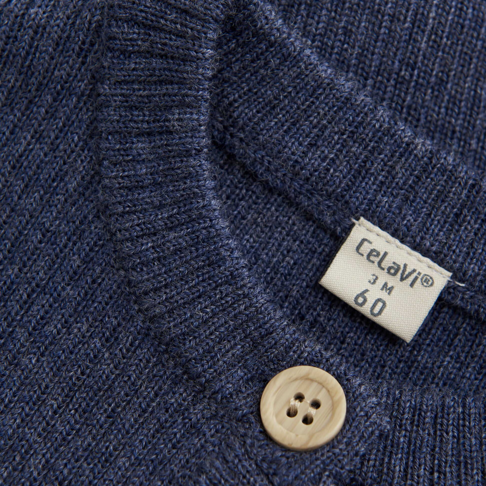 Dieser elegante Woll Cardigan in Blau mit Knöpfen ist das perfekte Kleidungsstück für die kühleren Tage. Durch die hochwertige Verarbeitung und das zeitlose Design ist er sowohl stilvoll als auch funktional. Die Farben und die Knöpfe verleihen dem Cardigan einen klassischen Look, der perfekt zu jeder Garderobe passt.