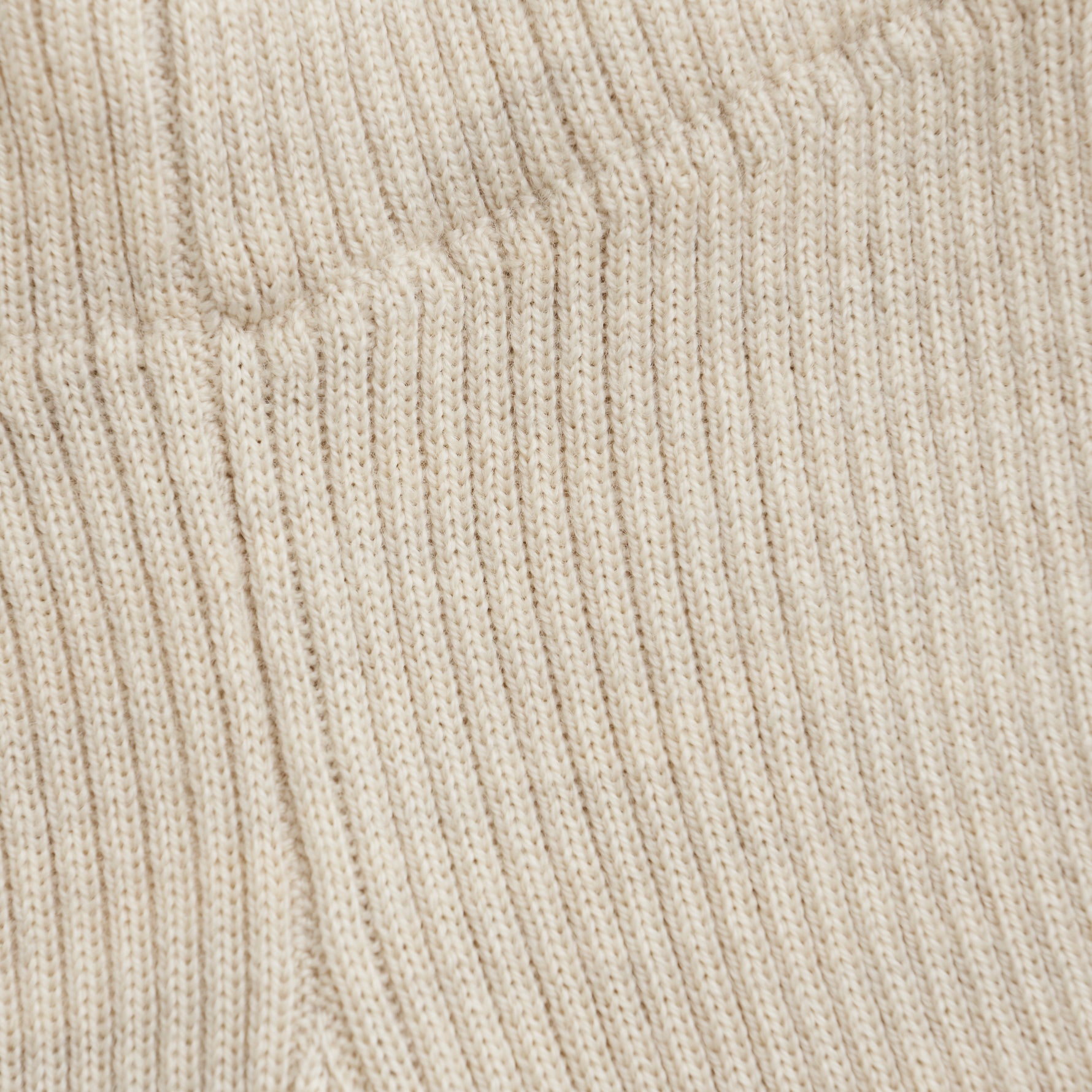 Entdecken Sie die ultimative Bequemlichkeit mit unseren beige farbenen Strick-Leggings. Hergestellt aus hochwertiger Wolle, bieten sie nicht nur Wärme und Weichheit, sondern auch ein stilvolles und vielseitiges Aussehen. Ideal für jeden Anlass.