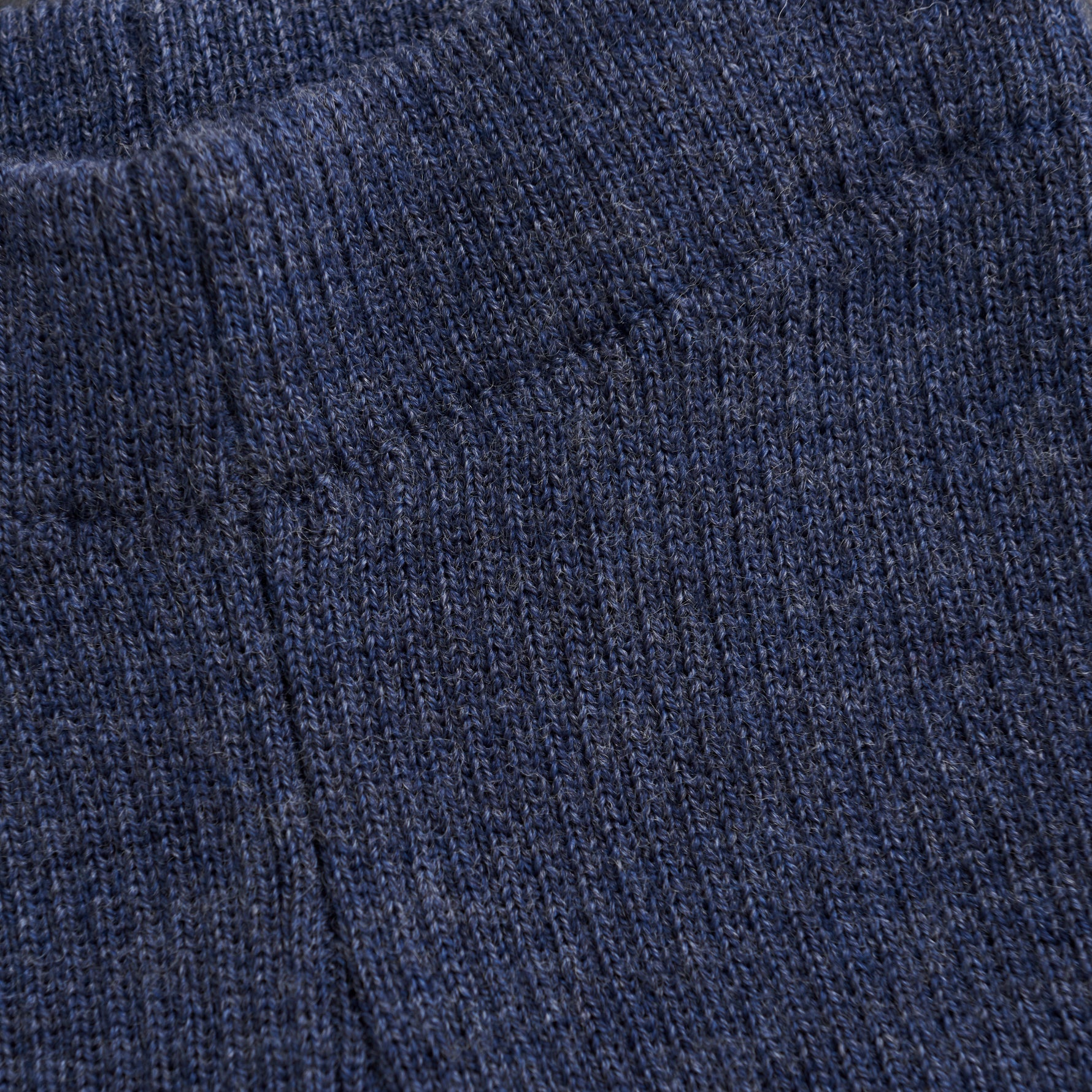 Diese Leggings in blau sind aus hochwertiger Wolle gestrickt und bieten ein angenehmes Tragegefühl. Sie vereinen Komfort mit Stil und sind somit perfekt für jeden Anlass.