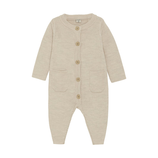 Dieser bequeme Jumpsuit aus weicher Wolle ist perfekt für gemütliche Tage zuhause oder für einen lässigen Look unterwegs. Der Knit-Stoff bietet eine bequeme Passform und hält angenehm warm. Mit dem eleganten Beigeton ist er vielseitig kombinierbar und ein Must-Have für jede Garderobe.