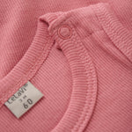 Dieser rosa Body von Celavi bietet angenehmen Tragekomfort und eine liebevolle Passform, die sich sanft an die Haut anschmiegt. Ideal für kleine Entdecker, die Wert auf Qualität und Wohlbefinden legen.