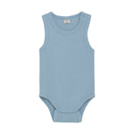 Dieser blaue Body von Celavi bietet angenehmen Tragekomfort und eine hochwertige Verarbeitung, die Ihr Kind den ganzen Tag unterstützt.