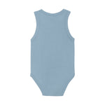 Dieser blaue Body von Celavi bietet angenehmen Tragekomfort und eine hochwertige Verarbeitung, die Ihr Kind den ganzen Tag unterstützt.